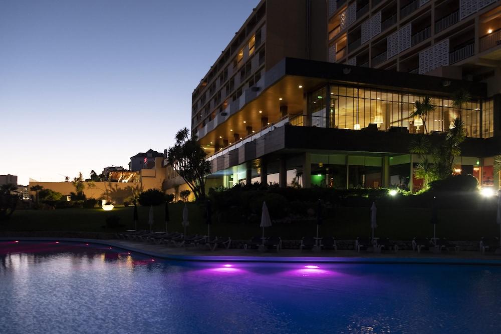 Algarve Casino Hotel Portimão Εξωτερικό φωτογραφία The hotel at night