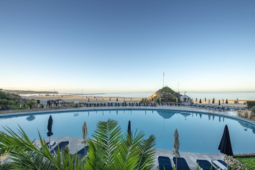 Algarve Casino Hotel Portimão Εξωτερικό φωτογραφία The pool at the hotel