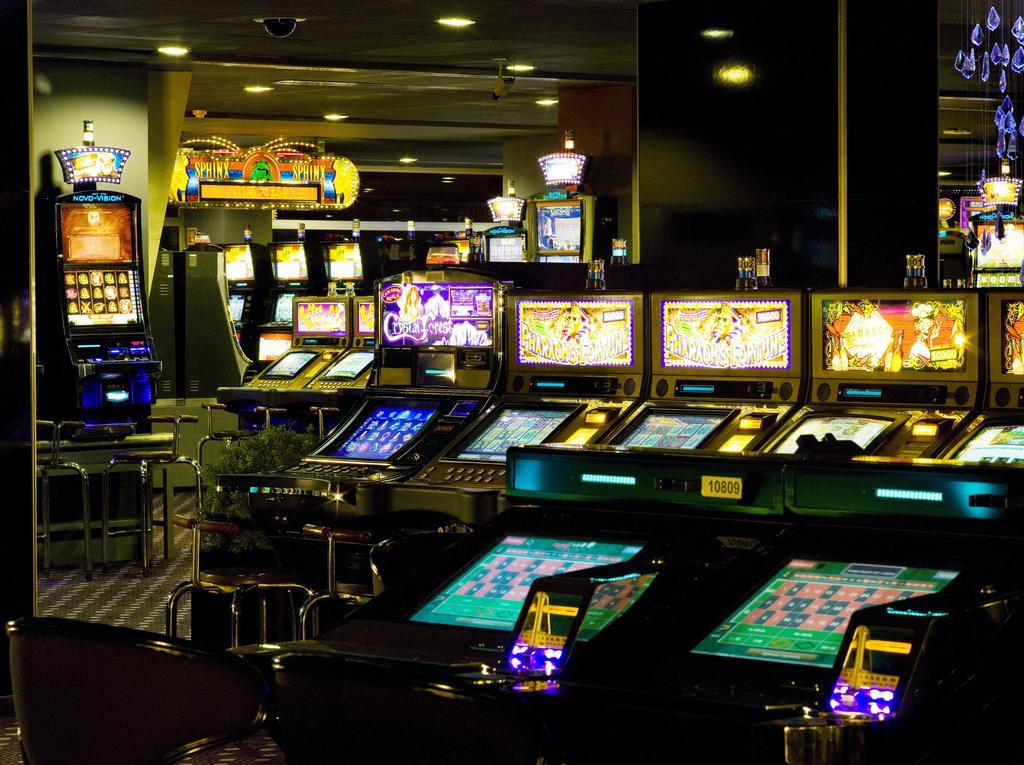 Algarve Casino Hotel Portimão Εξωτερικό φωτογραφία A row of pachinko machines