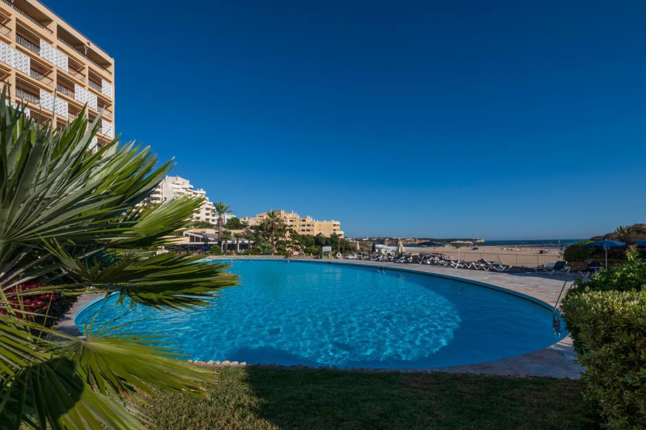 Algarve Casino Hotel Portimão Εξωτερικό φωτογραφία The pool at the hotel